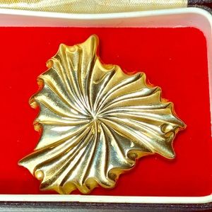 ❣️4/$15 Nice Vintage Spiral Abstract Scarf Clip